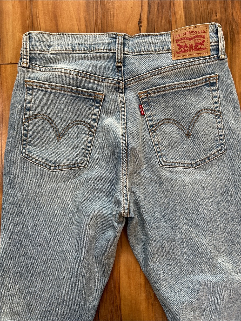 Like New Levi’s Wedgie Straight Jeans - Picture 6 of 8
